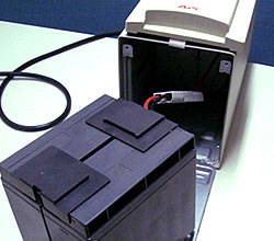 バッテリーをUPS本体から引き出す
