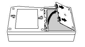 バッテリー交換用フタのフックを押しながら持ち上げてください。